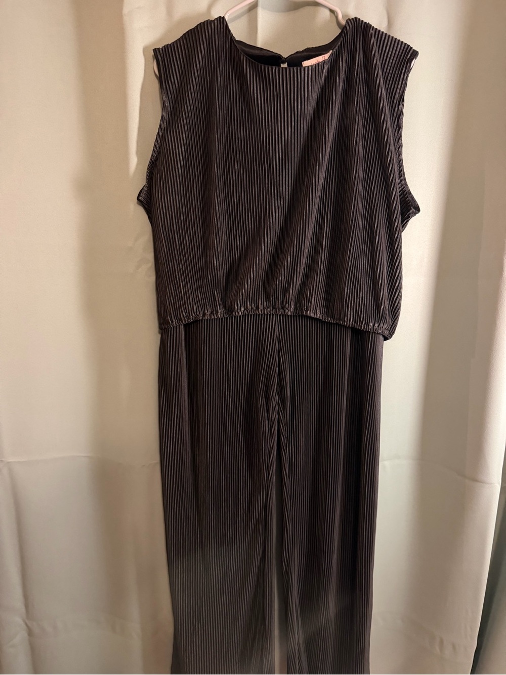 Sleeveless Pleated 2piece set in Black